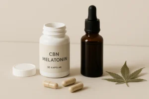CBN och melatonin som kapslar och olja på beige bakgrund, med ett diskret cannabisblad bredvid.
